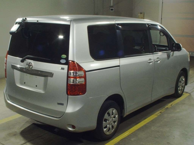 TOYOTA NOAH 2012