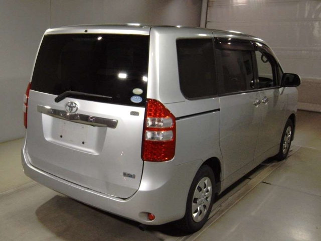 TOYOTA NOAH 2011