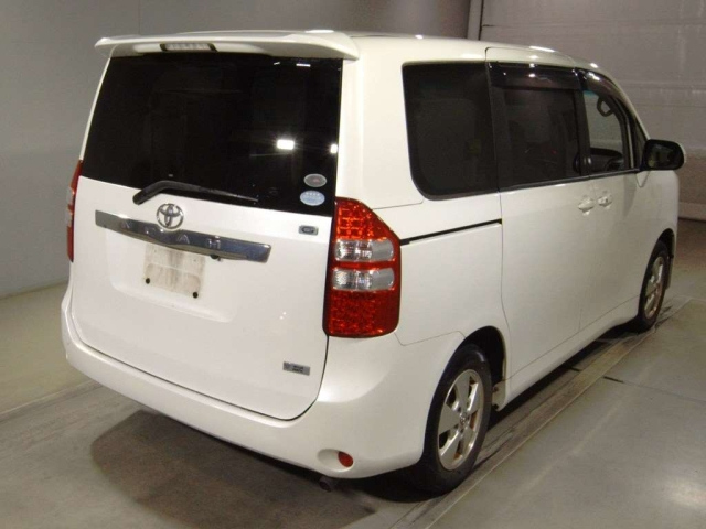TOYOTA NOAH 2010