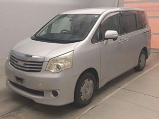 TOYOTA NOAH 2010