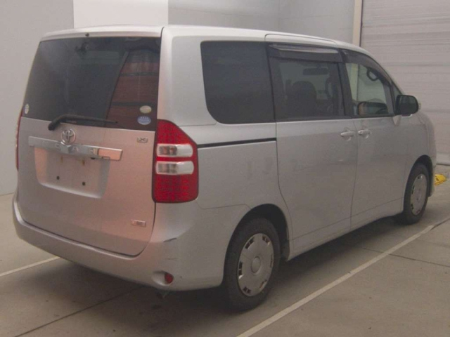 TOYOTA NOAH 2010