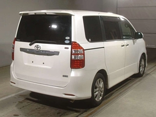 TOYOTA NOAH 2011