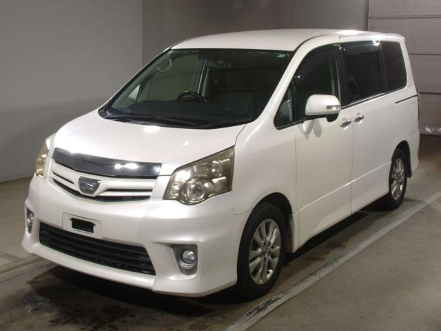 TOYOTA NOAH 2011