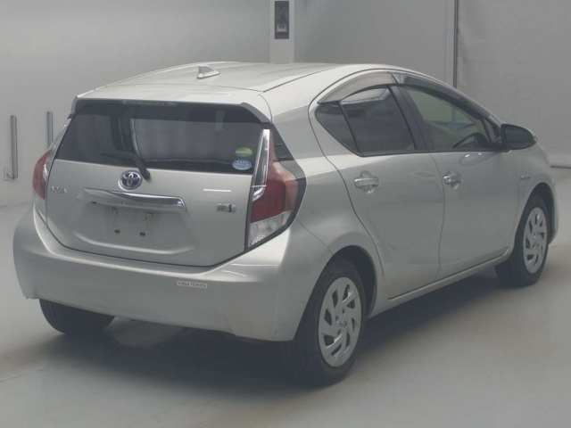 TOYOTA AQUA 2017