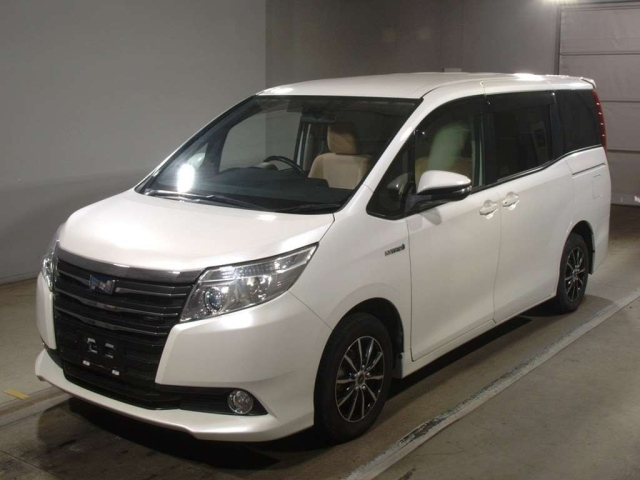 TOYOTA NOAH 2014