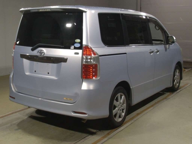 TOYOTA NOAH 2008