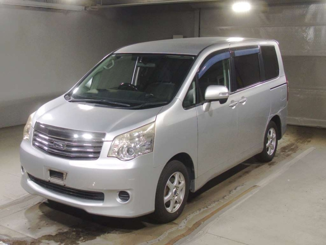TOYOTA NOAH 2010