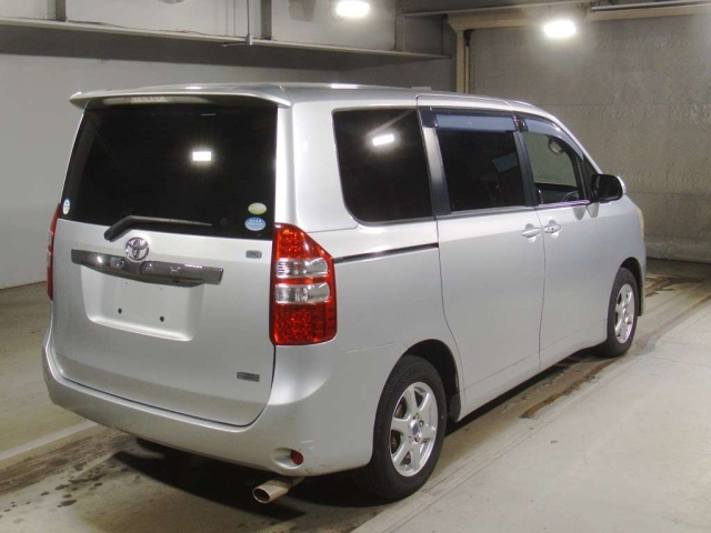 TOYOTA NOAH 2010