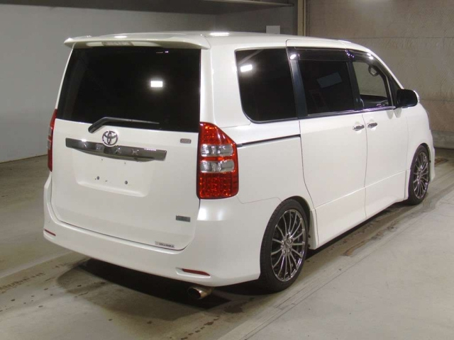 TOYOTA NOAH 2012
