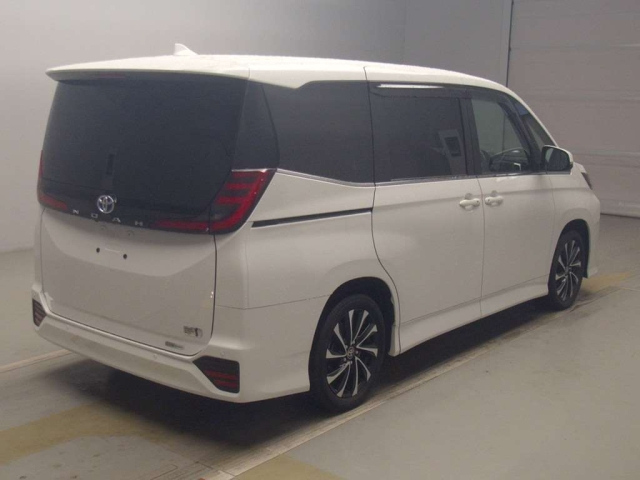 TOYOTA NOAH 2022