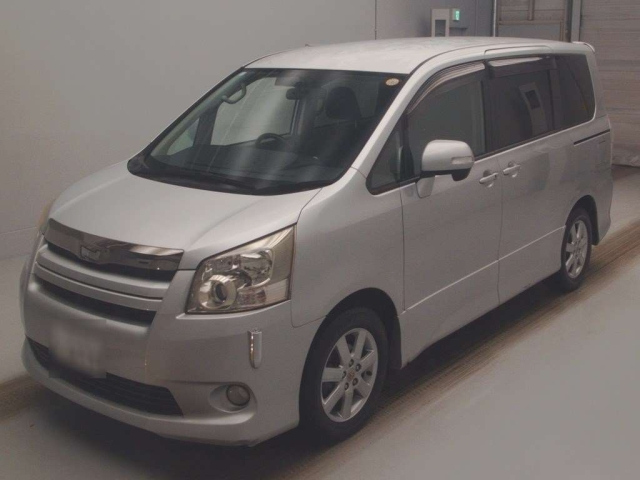 TOYOTA NOAH 2010