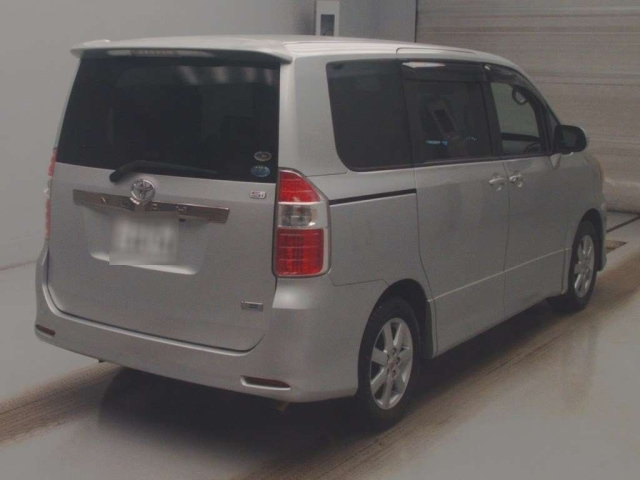 TOYOTA NOAH 2010
