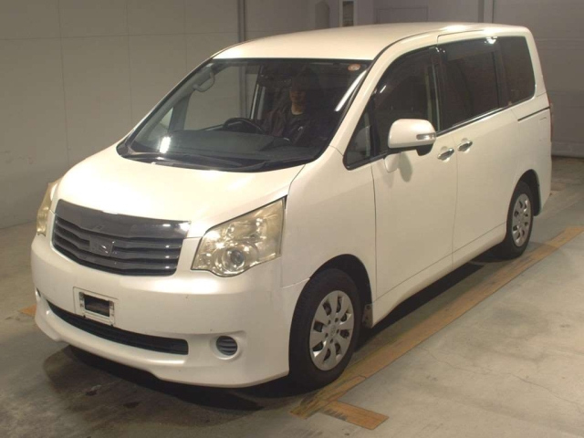 TOYOTA NOAH 2011