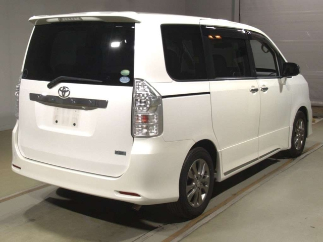 TOYOTA VOXY 2013