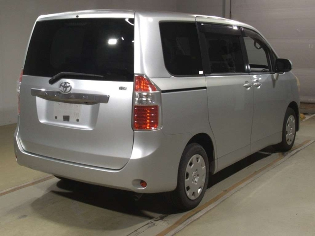 TOYOTA NOAH 2008