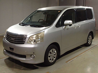 TOYOTA NOAH 2010