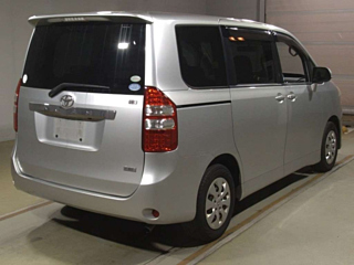 TOYOTA NOAH 2010