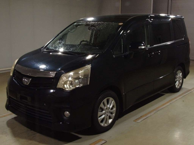 TOYOTA NOAH 2011