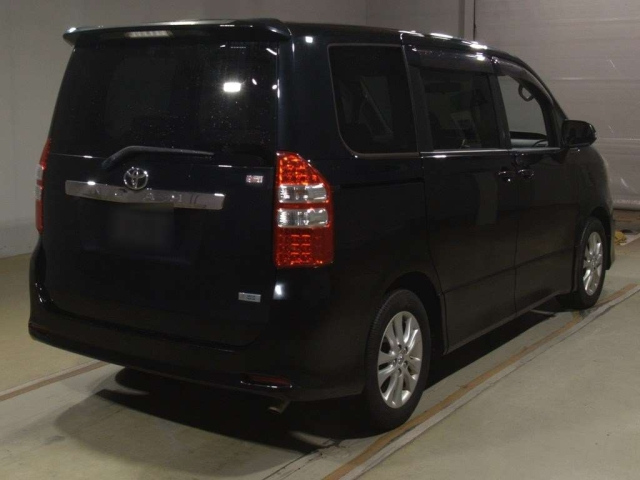 TOYOTA NOAH 2011