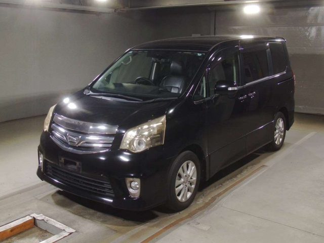 TOYOTA NOAH 2011