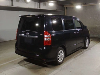 TOYOTA NOAH 2011