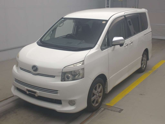 TOYOTA VOXY 2010