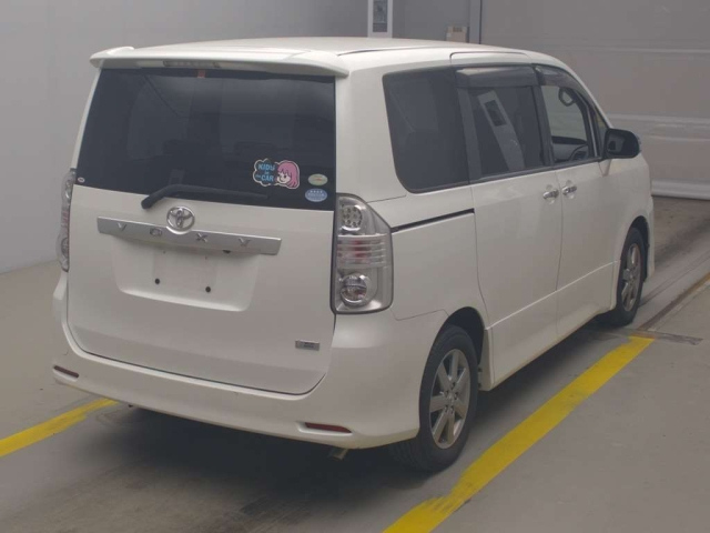 TOYOTA VOXY 2010
