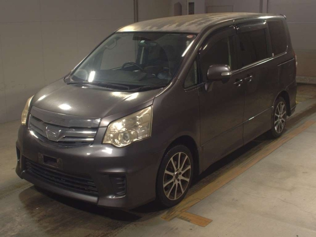 TOYOTA NOAH 2010