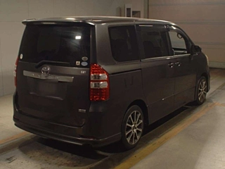 TOYOTA NOAH 2010
