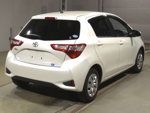 TOYOTA VITZ 2017