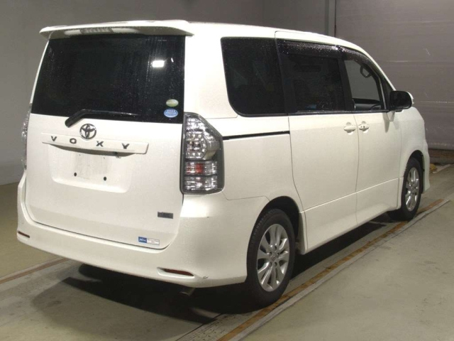 TOYOTA VOXY 2011