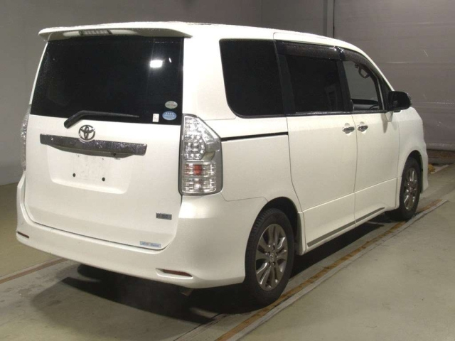 TOYOTA VOXY 2012