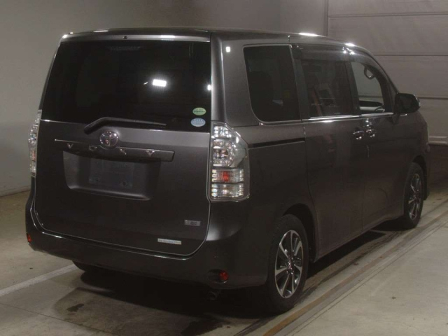 TOYOTA VOXY 2013