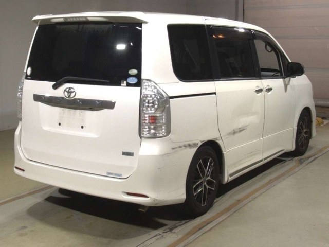 TOYOTA VOXY 2012
