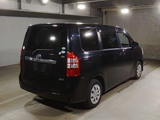TOYOTA NOAH 2013