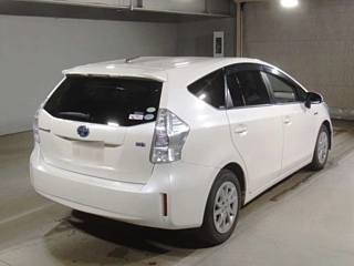 TOYOTA PRIUS ALPHA 2011