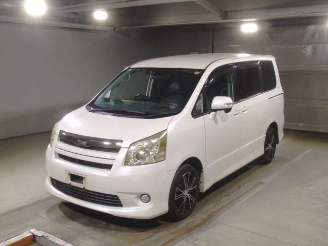 TOYOTA NOAH 2010