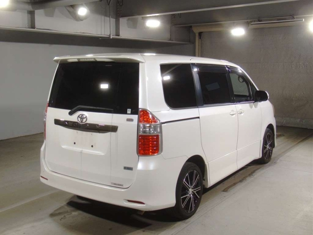 TOYOTA NOAH 2010