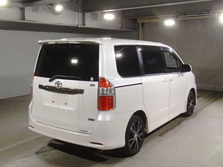 TOYOTA NOAH 2010
