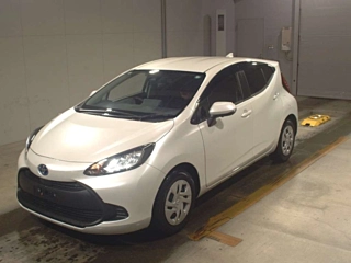 TOYOTA AQUA 2024