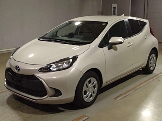 TOYOTA AQUA 2024
