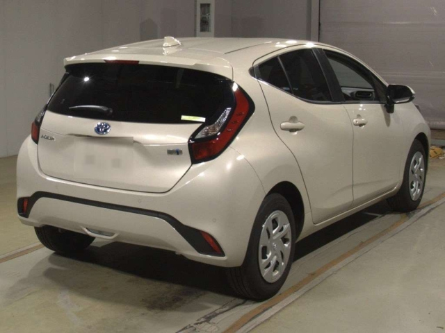 TOYOTA AQUA 2024