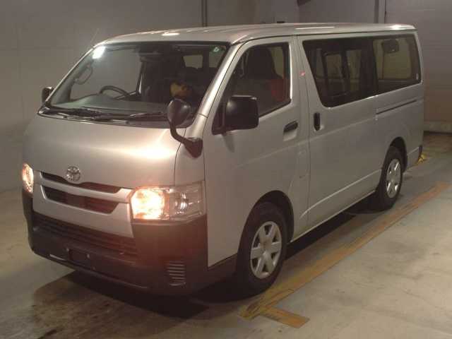 TOYOTA HIACE VAN 2021