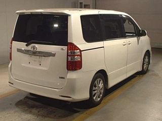 TOYOTA NOAH 2010