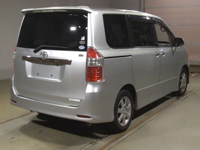 TOYOTA NOAH 2009