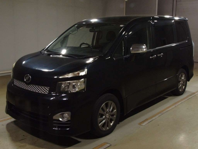 TOYOTA VOXY 2010