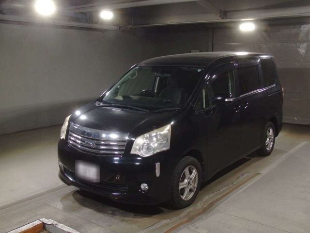 TOYOTA NOAH 2013