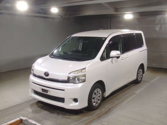 TOYOTA VOXY 2010