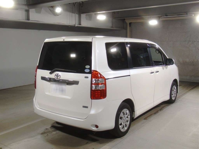 TOYOTA NOAH 2011