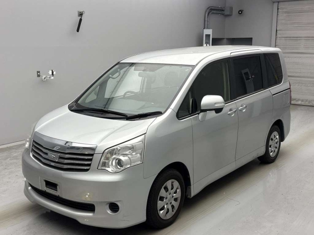 TOYOTA NOAH 2013